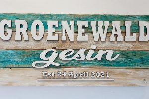 Family Name Board – Green and white (Gesin)